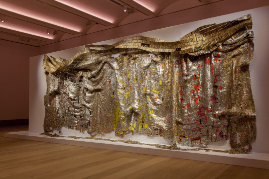 엘 아나추이의 작품. El Anatsui, Skylines, 2008. ⓒEl Anatsui. Private Collection. Courtesy the Artist and October Gallery, London. Photo ⓒJonathan Greet